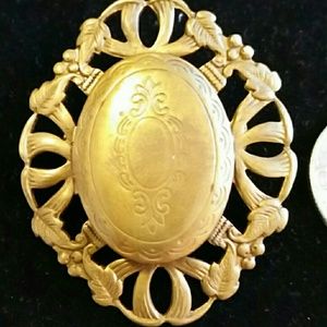 SOLD  Antique Art Nouveau locket broochte